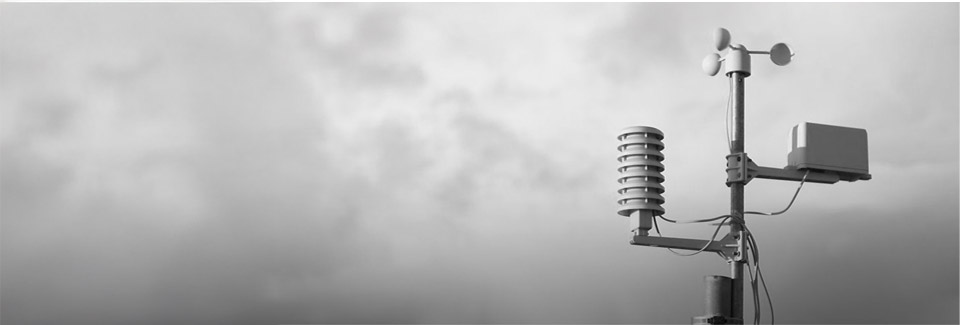 Wetterstation vor grauem Himmel