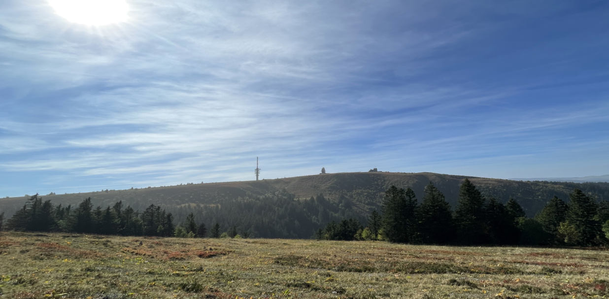 Das Titelbild zeigt den Blick auf den Feldberg am 2. Oktober 2023. Ein sommerlicher, sonnenreicher Tag mit einer Tagesmitteltemperatur von 18 Grad Celsius, einer Maximal- temperatur von 19 Grad Celsius und einer Minimaltemperatur nachts von 16 Grad Celsius.