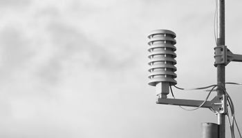 Wettermessstation vor Himmel