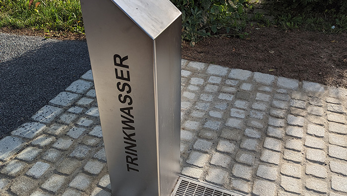 öffentlicher Trinkwasserbrunnen auf kleinem Platz, Allmersbach im Tal