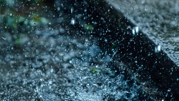 Starkregen auf Boden