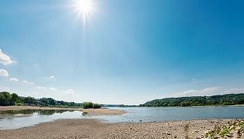 Das Bild zeigt eine ausgetrocknete Flusslandschaft