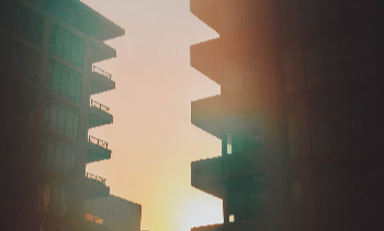 Tiefstehende Sonne zwischen Häusern.