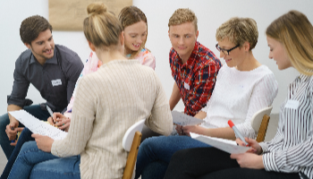 Das Bild zeigt Menschen, die zusammensitzen und reden