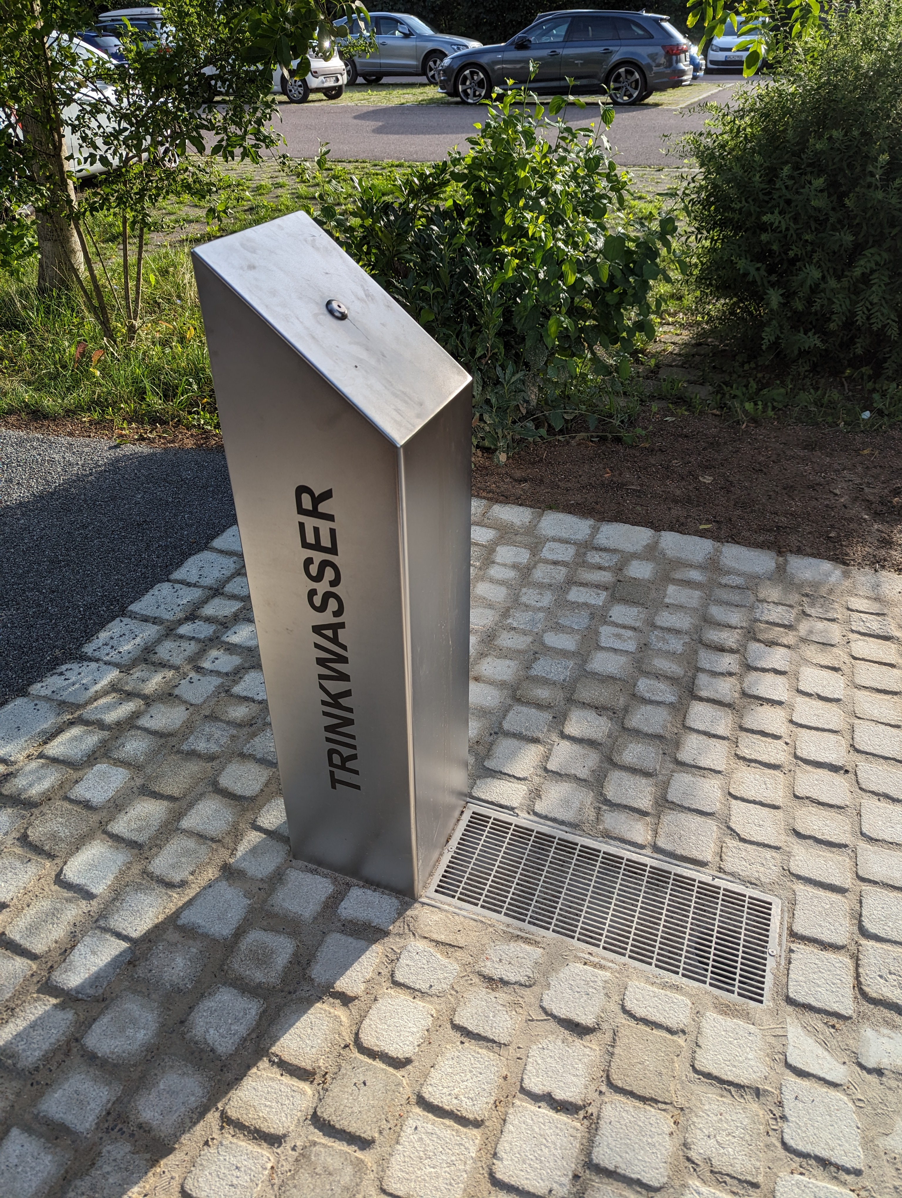 öffentlicher Trinkwasserbrunnen auf kleinem Platz, Allmersbach im Tal