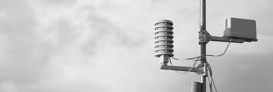 Wetterstation vor Himmel