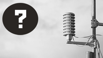 Wettermessstation vor Himmel